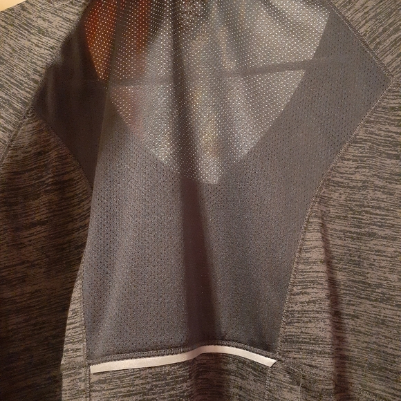 Top/Workout - Picture 6 of 10